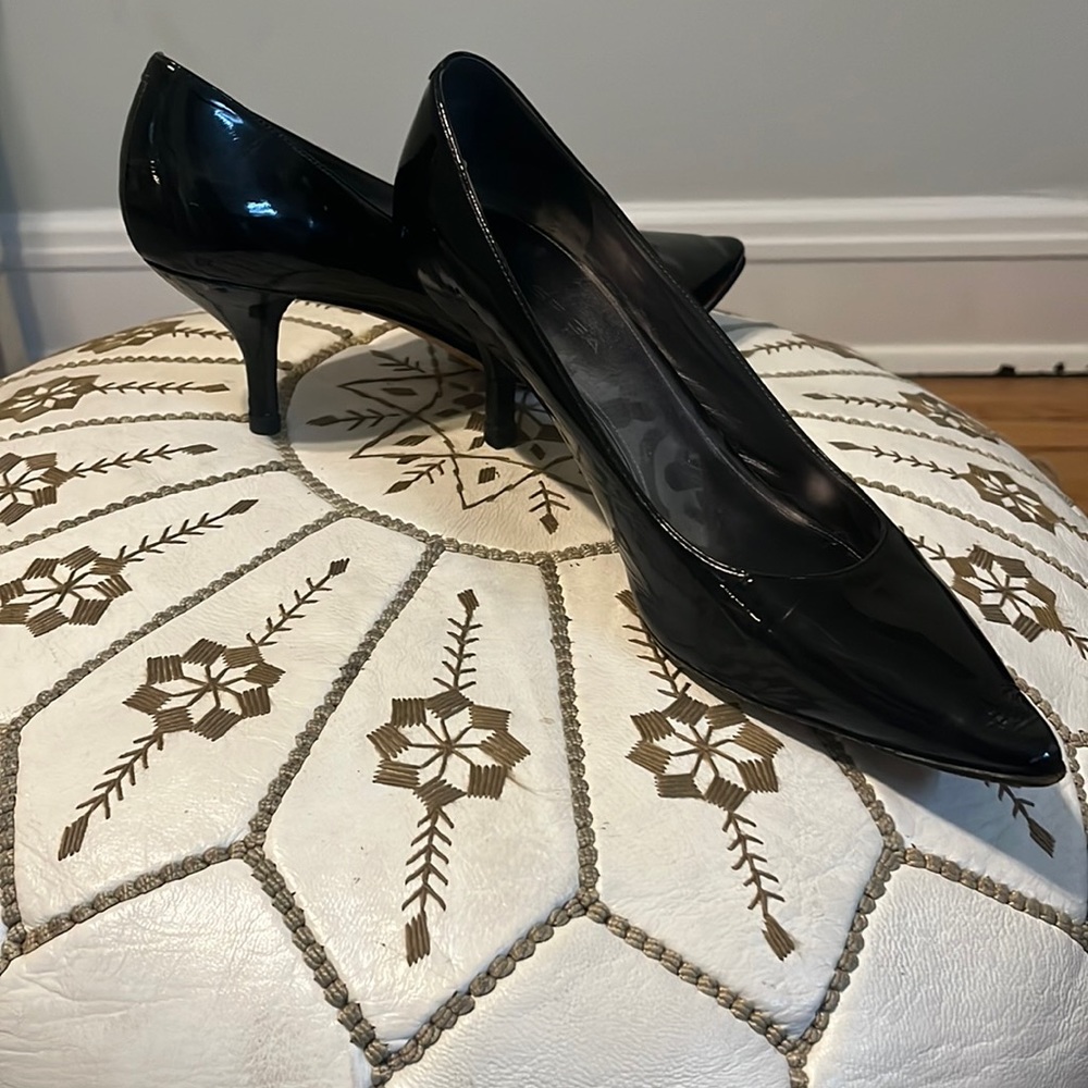 Black patent leather black pumps